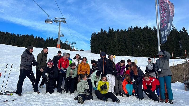 Jugendliche bei der Schneeballschlacht.