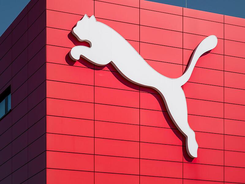 Ein Puma Logo ist an der Wand des Puma Outlets in Herzogenaurach zu sehen.
