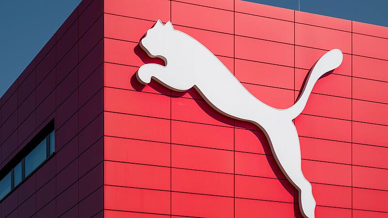 Ein Puma Logo ist an der Wand des Puma Outlets in Herzogenaurach zu sehen. Ein Puma Logo ist an der Wand des Puma Outlets in Herzogenaurach zu sehen.