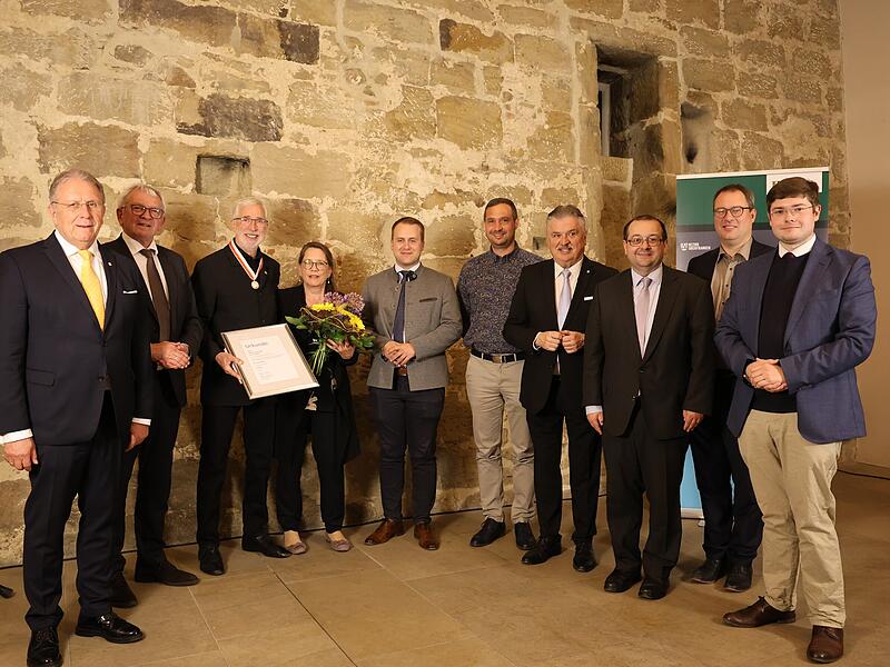 Michael Genniges erh&auml;lt oberfr&auml;nkische Bezirksmedaille in Silber