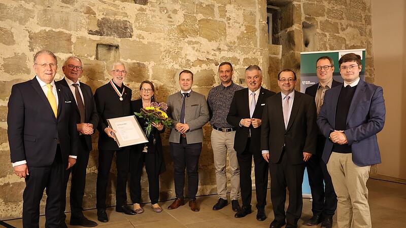 Michael Genniges erhält oberfränkische Bezirksmedaille in Silber Michael Genniges erhält oberfränkische Bezirksmedaille in Silber