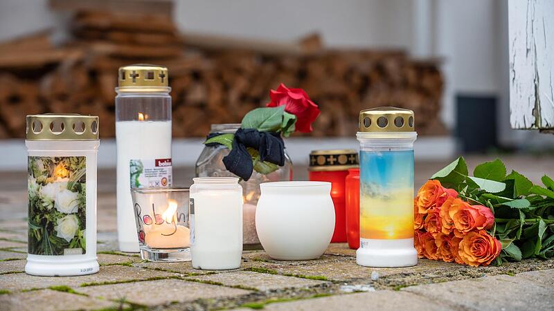 Kerzen und Blumen in Gedenken an die Tote. Weisendorf trauert um die 14-Jährige, die wohl durch einen Angriff ihres Bruders starb.