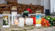 Kerzen und Blumen in Gedenken an die Tote. Weisendorf trauert um die 14-Jährige, die wohl durch einen Angriff ihres Bruders starb.