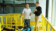 Robert Playter, CEO von Boston Dynamics (links) im Gespräch mit Kay Schiebur, Vorstand Services der Otto Group (rechts). Otto wird bald KI-gesteuerte Roboter einsetzen.