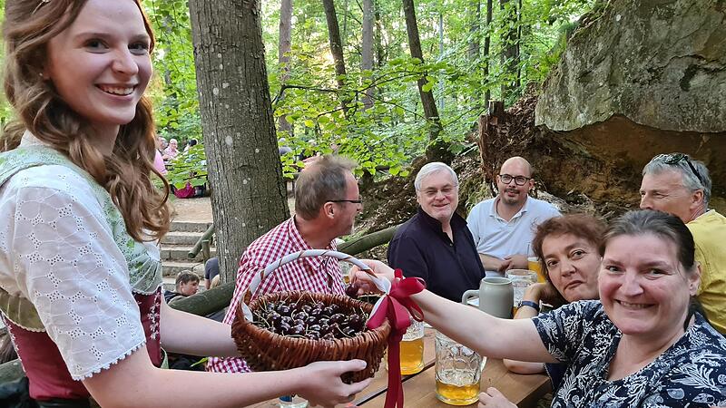 Die G&auml;ste feierten ausgelassen mit der Kirschenk&ouml;nigin Lena (links). Sie verteilte Kirschen und erz&auml;hlte von ihren Kindheitserinnerungen ans Kirschenpfl&uuml;cken.Forchheim & Fr&auml;nkische Schweiz