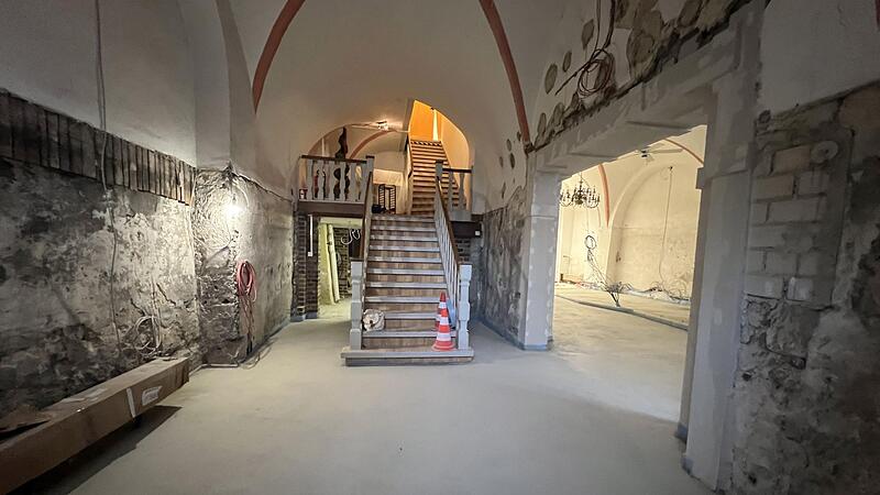 Ein barrierefreier Zugang und keine Schwellen im Boden: So sieht das Erdgeschoss der Touristinfo im Moment aus. Allerdings wurde der Umbau teurer als geplant.