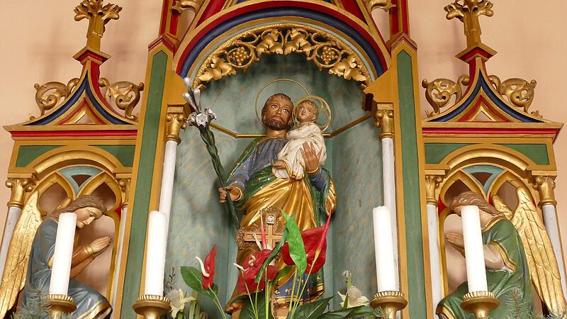 Der Josef-Altar in der Sankt Josefs-Kapelle in Dörfles. Dankbar für die Genesung von einer schweren Krankheit ließ der Ökonom Georg Wich Junior die Kapelle im Jahr 1883 im neugotischen Stil erbauen. Der Josef-Altar in der Sankt Josefs-Kapelle in Dörfles. Dankbar für die Genesung von einer schweren Krankheit ließ der Ökonom Georg Wich Junior die Kapelle im Jahr 1883 im neugotischen Stil erbauen.