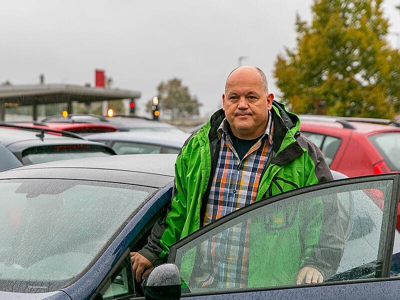 Holger Köferlein ist sauer, weil er auf dem Pendlerparkplatz am Stahl hinter dem Forchheimer Bahnhof kaum eine freie Stelle findet. Damit ist er nicht alleine, das Problem ist schon länger bekannt. Nur: Gibt es eine Lösung?