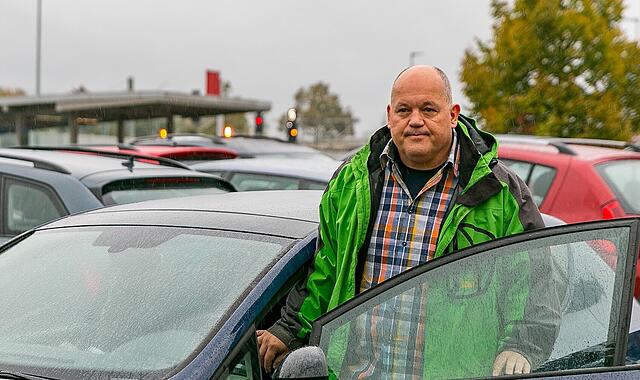 Holger Köferlein ist sauer, weil er auf dem Pendlerparkplatz am Stahl hinter dem Forchheimer Bahnhof kaum eine freie Stelle findet. Damit ist er nicht alleine, das Problem ist schon länger bekannt. Nur: Gibt es eine Lösung?