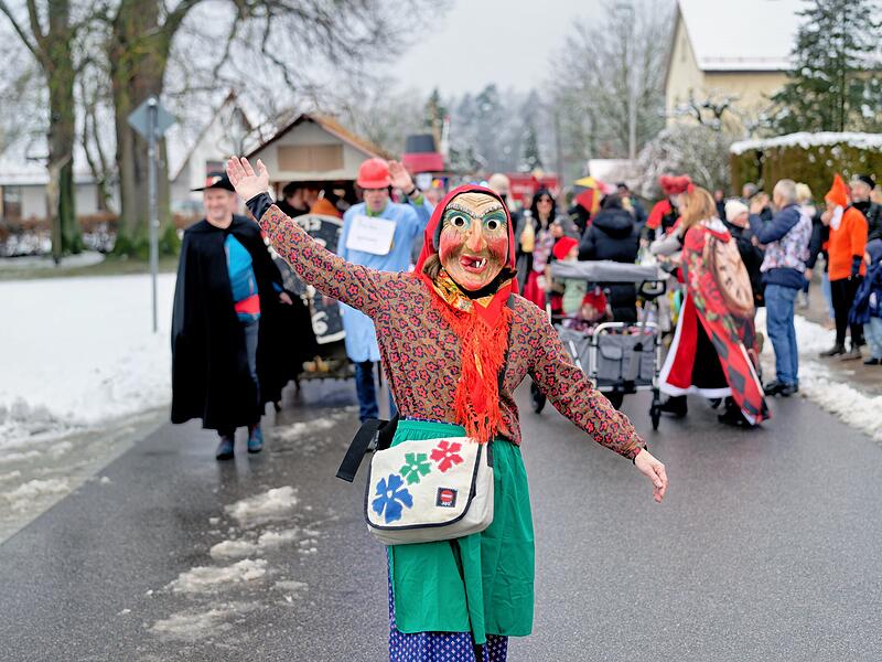 Trotz Schneefall herrschte beim Kinderfaschingsumzug in Ro&szlig;dorf eine super Stimmung.