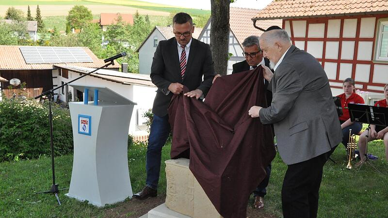 Sie enthüllten den Gedenkkoffer in Kleinsteinach (von links):  Bürgermeister Bernd Fischer, Museumsleiter Bernd Brünner und Israel Schwierz.