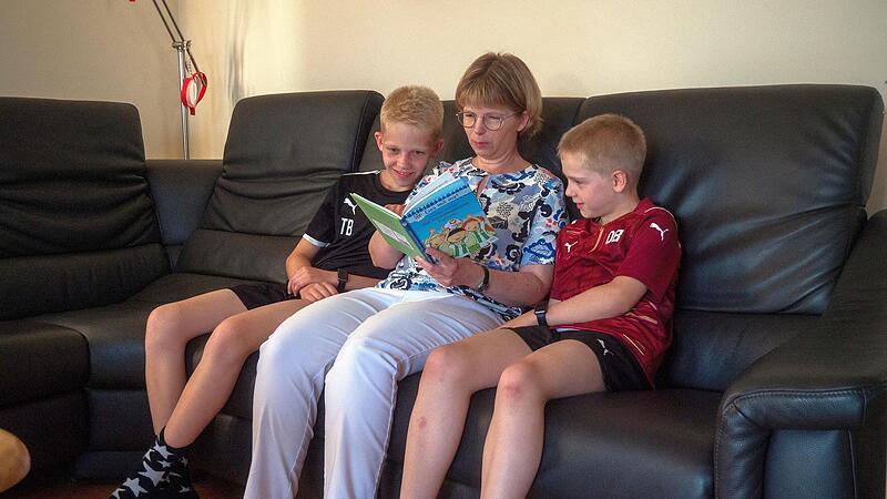 Die Autorin und ihre fu&szlig;ballbegeisterten Jungs