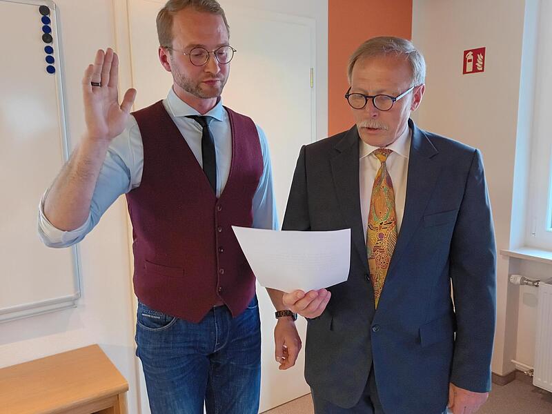 Der neue B&uuml;rgermeister Martin Sesselmann, der als Parteiloser auf der SPD/WG-Liste kandidierte, wird vom &auml;ltesten Gemeinderat Werner K&ouml;stner vereidigt.