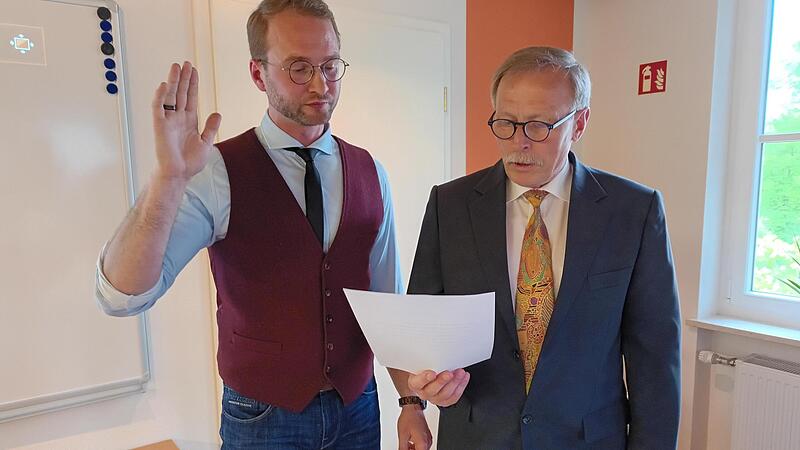 Der neue B&uuml;rgermeister Martin Sesselmann, der als Parteiloser auf der SPD/WG-Liste kandidierte, wird vom &auml;ltesten Gemeinderat Werner K&ouml;stner vereidigt.