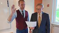 Der neue B&uuml;rgermeister Martin Sesselmann, der als Parteiloser auf der SPD/WG-Liste kandidierte, wird vom &auml;ltesten Gemeinderat Werner K&ouml;stner vereidigt.