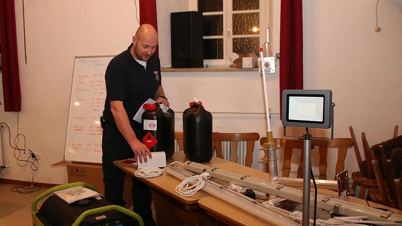 M&uuml;nnerstadts Feuerwehrkommandant Robert M&uuml;ller erl&auml;utert die einzelnen Ausr&uuml;stungsgegenst&auml;nde f&uuml;r den Katastrophenfall. Alle Stadtteile haben ein Notfallpaket bekommen.