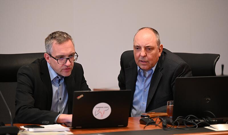 Im Wahlamt der Stadt Bamberg ist jetzt h&ouml;chste Konzentration angesagt, die Stimmzettel werden ausgez&auml;hlt und die Ergebnisse analysiert.