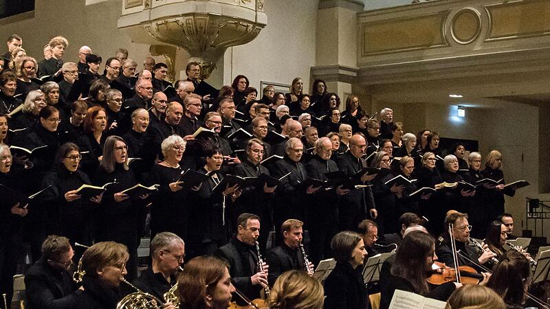 Der Coburger Bachchor und das Philharmonische Orchester Landestheater Coburg führten Mendelssohns „Elias“ auf. Am Dirigentenpult stand Coburgs Kirchenmusikdirektor Peter Stenglein.