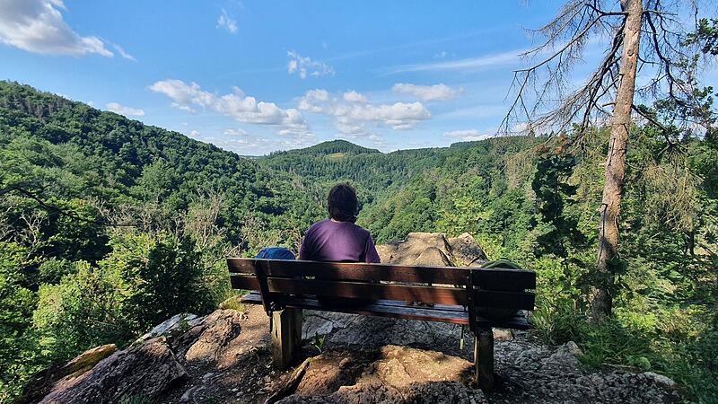Natur pur erleben Wanderer auf den Frankenwald-Steigla. Unser Bild entstand am Forstmeistersprung bei Stadtsteinach.