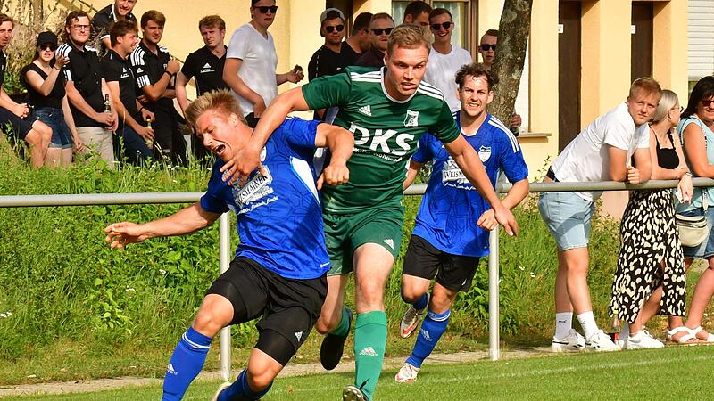 Die Partie zwischen dem SC Jura Arnstein und dem TSV Marktzeuln war intensiv, aber nie unfair. In dieser Szene kommt der Arnsteiner Benedikt Hessner (links) gegen den Marktzeulner Tobis Schütz zu Fall. Die Partie zwischen dem SC Jura Arnstein und dem TSV Marktzeuln war intensiv, aber nie unfair. In dieser Szene kommt der Arnsteiner Benedikt Hessner (links) gegen den Marktzeulner Tobis Schütz zu Fall.