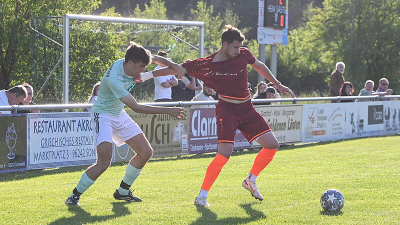 Der SC Sylvia Ebersdorf (rote Trikots) setzte sich mit 3:0 gegen Sonnefeld durch.