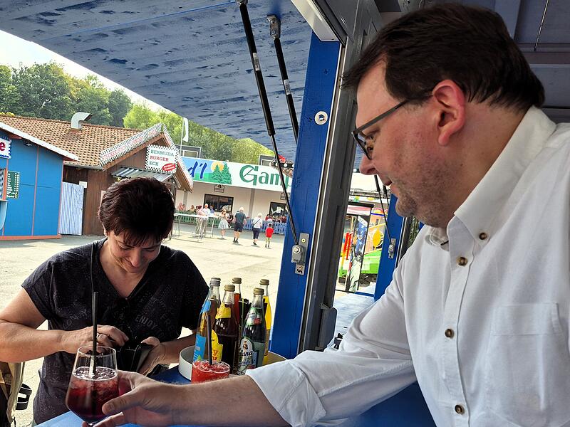 Bernd Liebhardt als "Aushilfe" in Karlis Bar