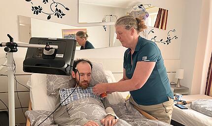 Katja Heu&szlig;el hilft ihrem Freund Jean, der in einem Krankenbett liegt. Der an ALS erkrankte Franzose hat einer Ver&ouml;ffentlichung dieses Fotos ausdr&uuml;cklich zugestimmt. Denn er m&ouml;chte auf diese t&ouml;dliche Nervenerkrankung aufmerksam machen.