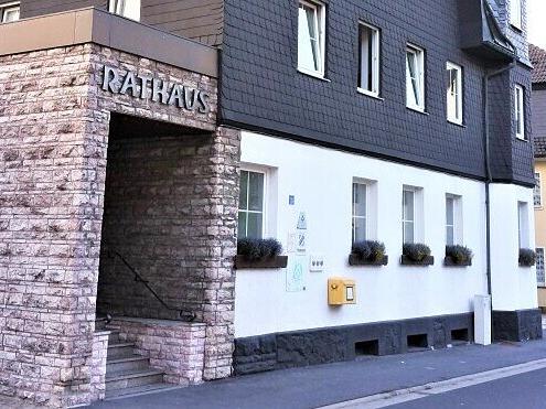 In Tettau kommt es im Kampf um das Rathaus (unser Bild)  am 22. M&auml;rz zu einer Stichwahl.