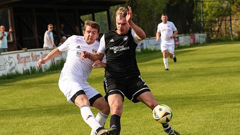 Neufangs Jonas M&uuml;nzel (schw.) kommt einen Hauch zu sp&auml;t, um den Flankenball des Steinbacher Kapit&auml;ns Lukas Fischer zu verhindern.