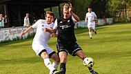 Neufangs Jonas M&uuml;nzel (schw.) kommt einen Hauch zu sp&auml;t, um den Flankenball des Steinbacher Kapit&auml;ns Lukas Fischer zu verhindern.