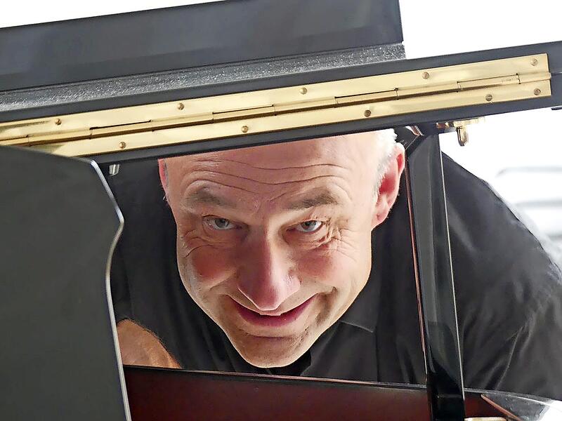 Stefan Rieger singt und spielt am Klavier, rezitiert schrullige Texte und erz&auml;hlt Anekdoten aus Georg Kreislers bewegendem Leben.