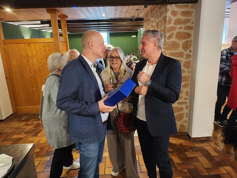 Ein Geschenk von Freunden: Jan Kirchhof (links) freut sich &uuml;ber den Besuch von Ellen und Gerd Kunert.