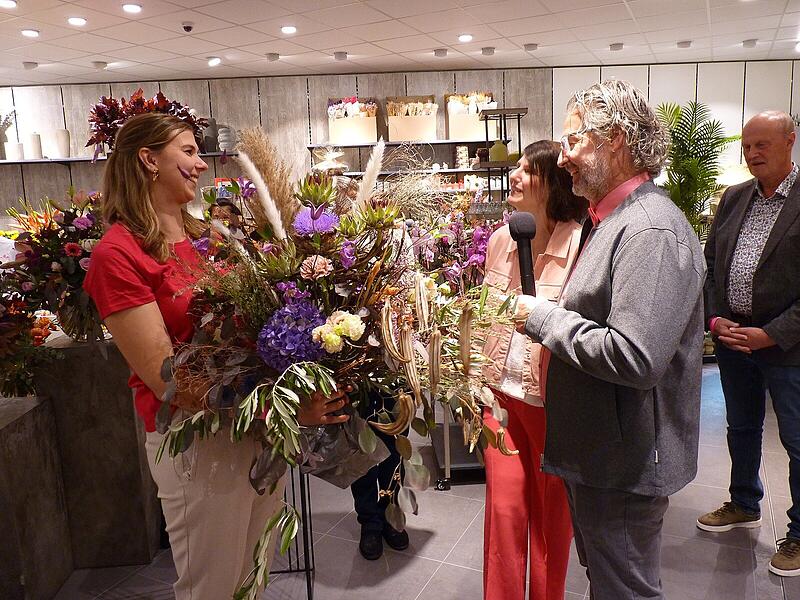 Marcus Lechner dankt seiner Frau Sylvia Lechner mit einem Blumenstrau&szlig;