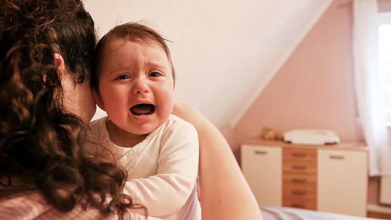 Eine junge Frau tr&ouml;stet  in einer Wohnung ihr weinendes Baby. In vielen Bereichen soll  der Reformstau behoben werden, aber die Familien scheinen dabei zu kurz zu kommen.