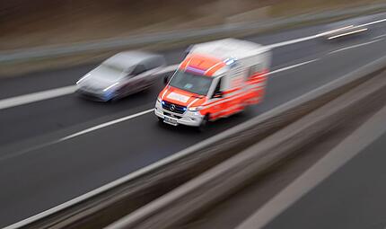 B303 bei Sonnefeld: Zwei Unf&auml;lle kurz hintereinander - hoher Schaden