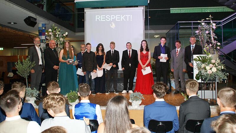 Die Absolventen mit einem Gesamtschnitt von unter 1,50 zusammen mit den Ehreng&auml;sten, stellv. Landrat Manfred Bachmayer, H&ouml;chstadts B&uuml;rgermeister Gerald Brehm, Pfarrer Kilian Kemmer, Pfarrer Klaus Eyselein und Schulleiter Markus Ott