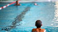 Mit einer Förderung will der Freistaat die Kommunen beim Um- oder Neubau von Schwimmbädern unterstützen. Mit einer Förderung will der Freistaat die Kommunen beim Um- oder Neubau von Schwimmbädern unterstützen.