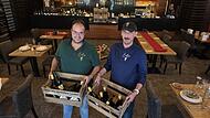 Julian Prakash und Dominik Bils im großen Speisesaal - noch müssen sie mit anpacken, damit zur Eröffnung alles fertig wird.