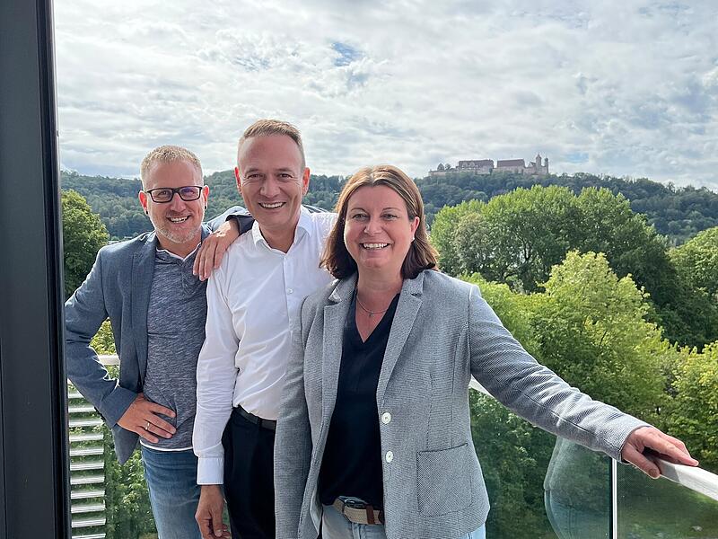 Hakan &Ouml;g (Mitte), Bereichsleiter Vertrieb bei Prodinger, freut sich auf die Zusammenarbeit mit Cornelia Wimmershof (Vertriebsleiterin Nord) und Markus Weidner (Vertriebsleiter S&uuml;d).