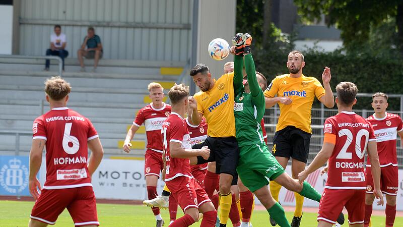 Energie-Torwart Alexander Sebald wehr den Ball vor dem Bayreuther Edwin Schwarz ab. Energie-Torwart Alexander Sebald wehr den Ball vor dem Bayreuther Edwin Schwarz ab.