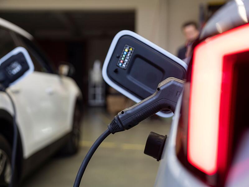 E-Autos als mobile Energiespeicher f&uuml;r Haus und Stromnetz