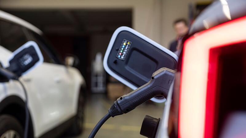 E-Autos als mobile Energiespeicher für Haus und Stromnetz E-Autos als mobile Energiespeicher für Haus und Stromnetz