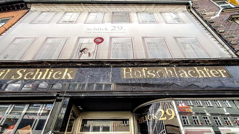 Hinter einem auf die Zukunft verweisendem Transparent ist der obere Teil der Fassade verschwunden. Die ehemalige Hofschlachterei im Steinweg 29 dient derzeit als Sanierungswerkstatt der Wohnbau sowie bei Bedarf auch als externer Spielort für das L...