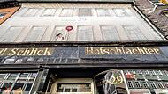 Hinter einem auf die Zukunft verweisendem Transparent ist der obere Teil der Fassade verschwunden. Die ehemalige Hofschlachterei im Steinweg 29 dient derzeit als Sanierungswerkstatt der Wohnbau sowie bei Bedarf auch als externer Spielort für das L... Hinter einem auf die Zukunft verweisendem Transparent ist der obere Teil der Fassade verschwunden. Die ehemalige Hofschlachterei im Steinweg 29 dient derzeit als Sanierungswerkstatt der Wohnbau sowie bei Bedarf auch als externer Spielort für das L...