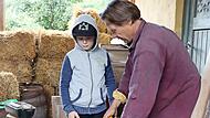 Gerne hilft Holzexperte Eckart Henzler den Kindern beim Sägen.