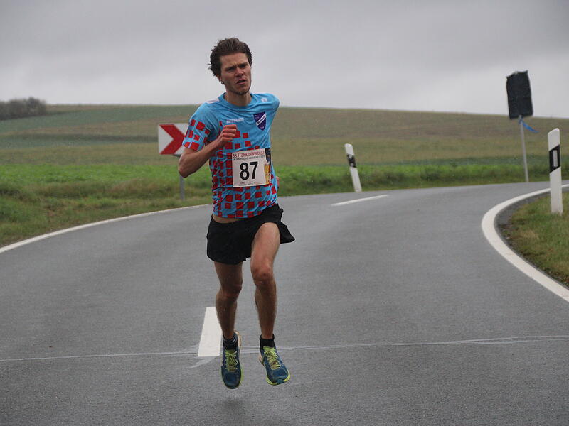 Hannes Hittinger st&uuml;rmt zu seinem ersten Erfolg beim Frankenwaldlauf.