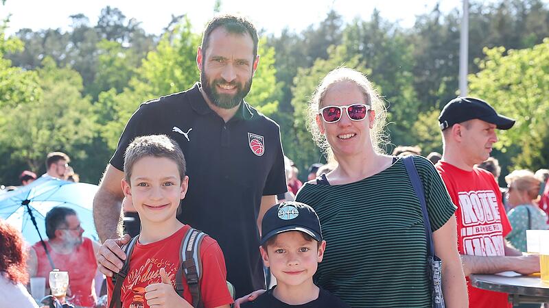 Kevin Kositz mit seiner Familie bei der Saisonabschlussfeier der Bamberg Baskets in Strullendorf