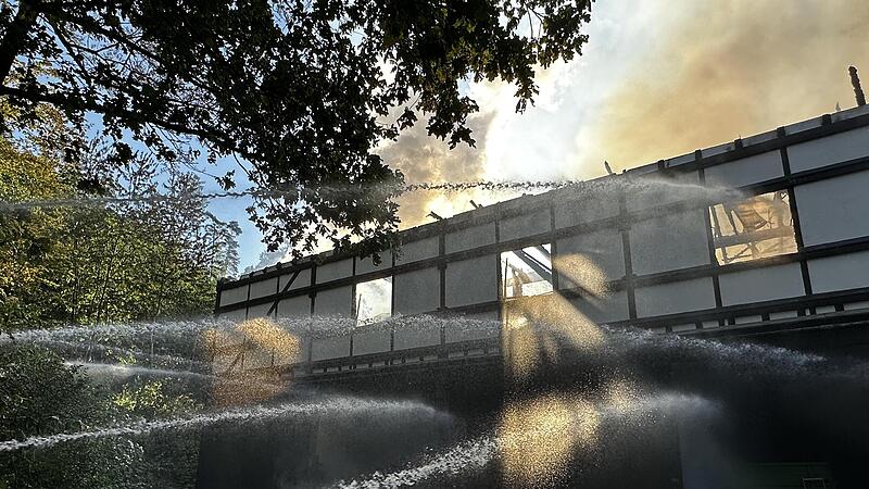 In Stadtsteinach brannte am Montagmorgen ein Nebengeb&auml;ude des &bdquo;Lindenhofs&ldquo; nieder.
