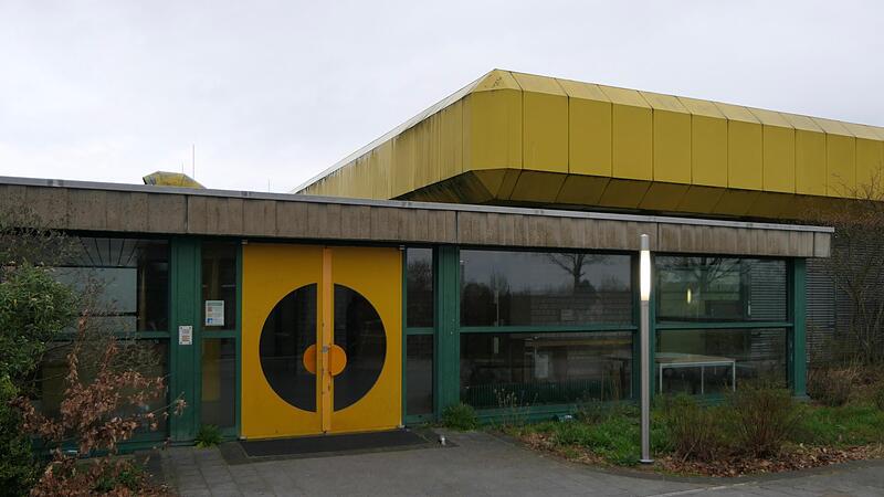 Der Eingangsbereich der Dreifachturnhalle am Schulzentrum soll bei der bevorstehenden Sanierung komplett neu gestaltet werden.