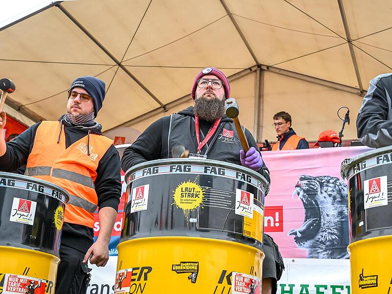 Machten im vergangenen Jahr ordentlich Lärm: Tausende Beschäftigte aus der Industrie nahmen 2024 an verschiedenen Aktionstagen teil. Das Bild zeigt Industriearbeiter bei einer Kundgebung Anfang November. Machten im vergangenen Jahr ordentlich Lärm: Tausende Beschäftigte aus der Industrie nahmen 2024 an verschiedenen Aktionstagen teil. Das Bild zeigt Industriearbeiter bei einer Kundgebung Anfang November.